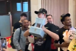 华体在线登录官网-载誉而归！广厦今天回到杭州 赵嘉仁和球队会合&amp;举起至尊鼎