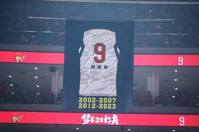 华体在线登录官网-【现场】9号球衣高悬之后，易建联迎来了“复出”之战