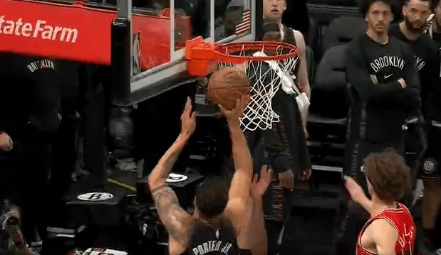 小波特顶着科比-怀特强硬上篮命中，篮网完成5.4秒准绝杀